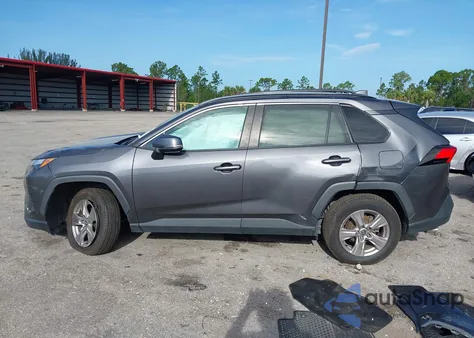 2022 Toyota Rav4 Xle z USA, uszkodzony, nr VIN 2T3W1RFV2NC203832